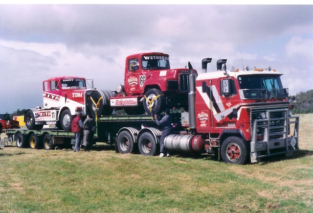 Name:  6 Kenworth W924 (Davies) & Mack R600 (Wetherill) on transporter.jpg
Views: 2310
Size:  135.6 KB
