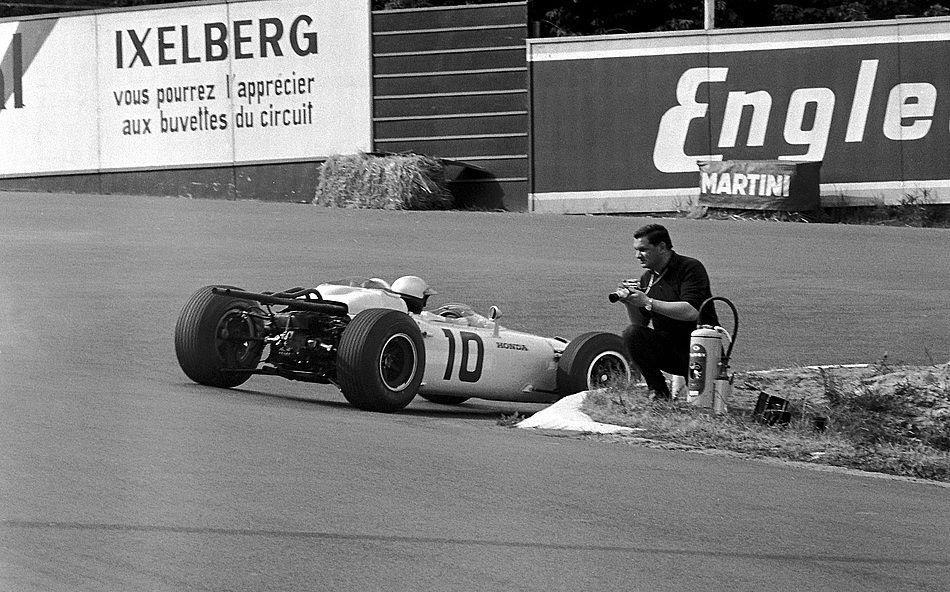 Name:  F1 photographer in the 1960s.jpg
Views: 1847
Size:  138.5 KB