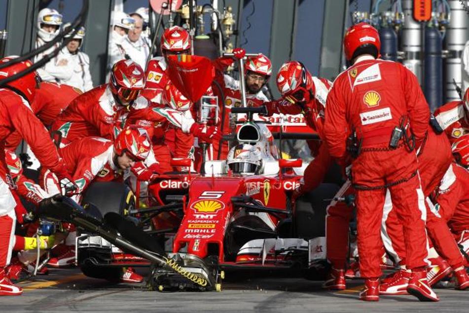 Name:  Ferrari mechanics. 2016.jpg
Views: 1758
Size:  120.2 KB