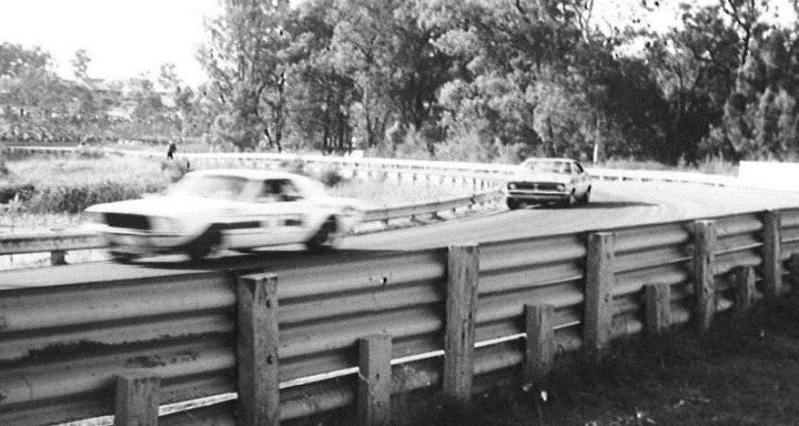 Name:  Warwick Farm. 1970. Pete Geoghegan ahead of Norm Beechey in his Monaro.jpg
Views: 1002
Size:  136.5 KB