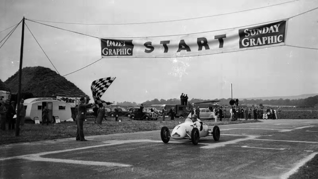 Name:  Stirling Moss. Goodwood. 1948.jpg
Views: 1407
Size:  143.4 KB