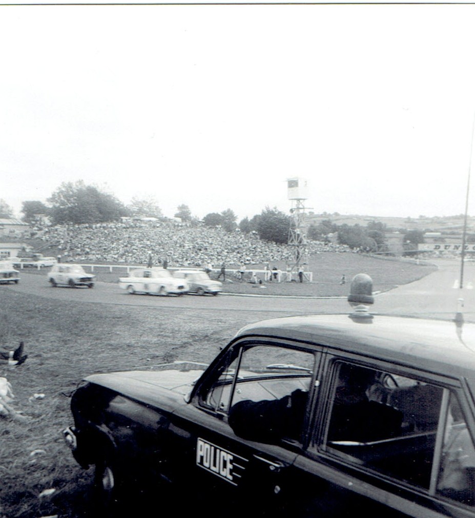 Name:  Pukekohe 1967 NZGP Mini, Anglia, A40 Police car .   CCI04092015 (2).jpg
Views: 446
Size:  164.2 KB