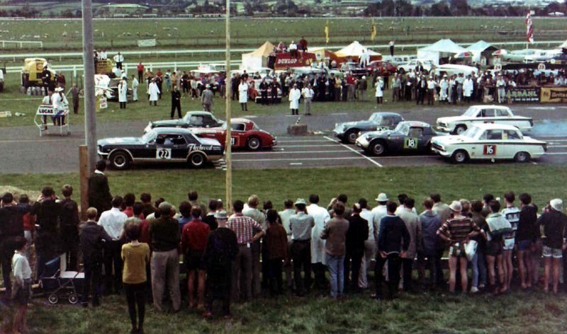 Name:  Fleetwood Mustang #9 1965 Gold Leaf 3 hour race the start Field Peter Bruin R Cammick archives .jpg
Views: 1452
Size:  113.4 KB