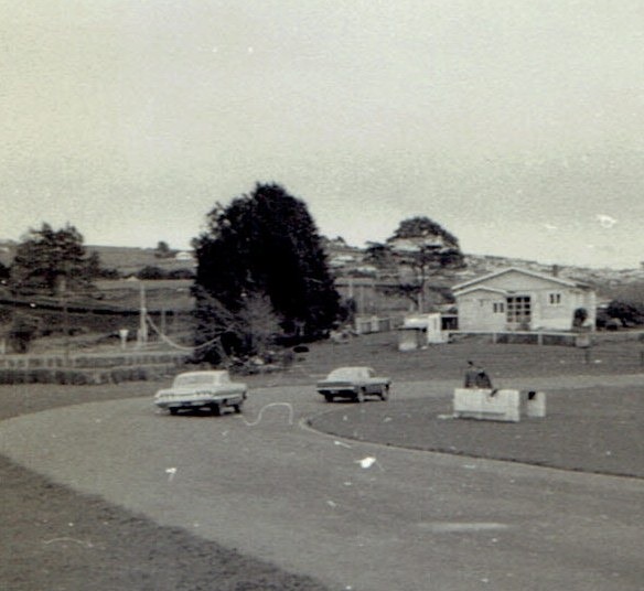 Name:  Motor Racing Pukekohe #38 1968 Chev and Victor the loop rear Roger Dowding .jpg
Views: 1193
Size:  60.9 KB