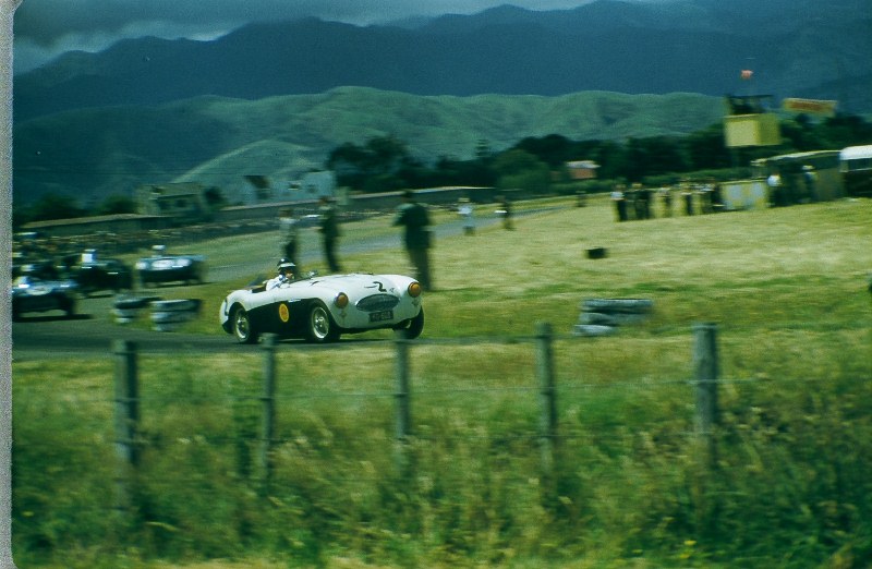 Name:  AH 100S #992 B AHS3908 1958 Jan 18 Levin #2 Graham Pierce Austin Healey 100S 2660cc ex Ross Jens.jpg
Views: 621
Size:  116.6 KB