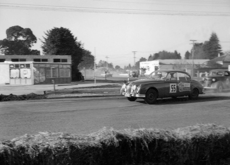 Name:  Motor Racing Matamata #38 1964 C Keehan Jaguar 3.8 Chev - Saloons corner Ross Cammick Scott-Give.jpg
Views: 645
Size:  76.8 KB