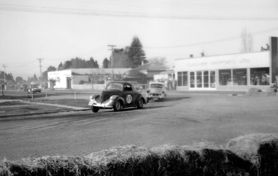 Name:  Motor Racing Matamata #43 1964 Willys Hillman other corner A Boyle in building - Ross Cammick Sc.jpg
Views: 1429
Size:  62.7 KB