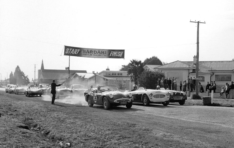 Name:  Motor Racing Matamata #32 1964 26 Daimler Sheffield 28 McLaughlin AH 3000 TR3 the start Ross Cam.jpg
Views: 1933
Size:  79.6 KB