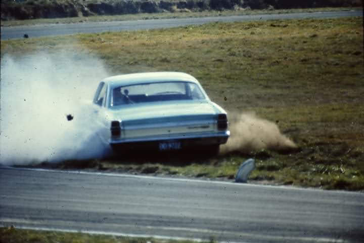 Name:  Pukekohe 1967 #026 Ford Fairlane Robbie Francevic big spin Ken Buckler.jpg
Views: 818
Size:  40.9 KB