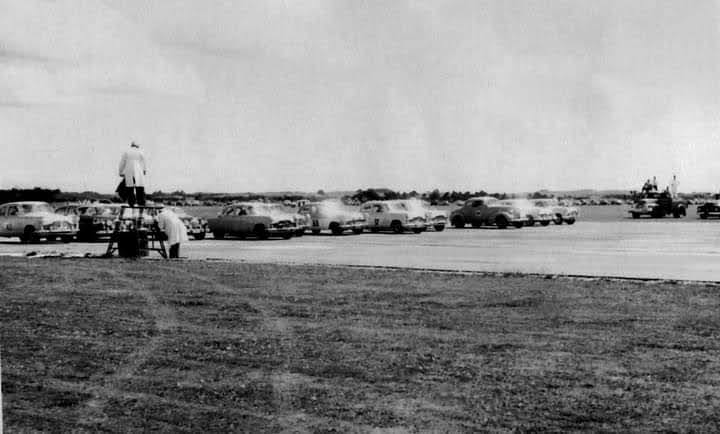 Name:  Ohakea 1961 #041 Saloons on the start line Zephyr to Zephyr RC Lewis Townsend.jpg
Views: 536
Size:  41.2 KB