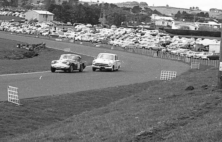 Name:  Pukekohe 1965 #140 Gold Leaf 3 Hour Oxton Daimler SP250 #20 Lotus Cortina Oct 65 John Larry Lawt.jpg
Views: 626
Size:  60.6 KB