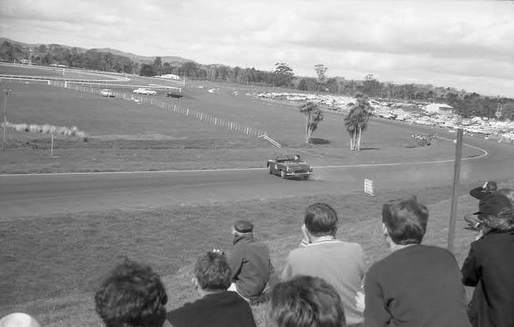 Name:  Pukekohe 1965 #149 Wills 6 Hour Mini MG Spinning Hopkirk MG Makinen Mini Oct 65 John Larry Lawto.jpg
Views: 616
Size:  38.3 KB