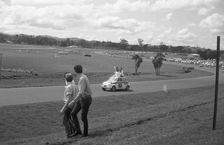 Name:  Pukekohe 1965 #150 Wills 6 Hour  Fiat 500 #1 parade lap Evelyn Hadfield Margaret Hough 9 Oct 65 .jpg
Views: 451
Size:  42.5 KB