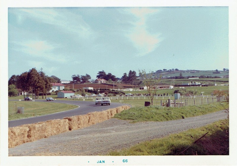 Name:  Pukekohe 1965 #19 Wills 6 Hour, Zephyr 6 and Alfa Romeo #3, CCI12102015_0001 (800x562) (2).jpg
Views: 592
Size:  125.3 KB