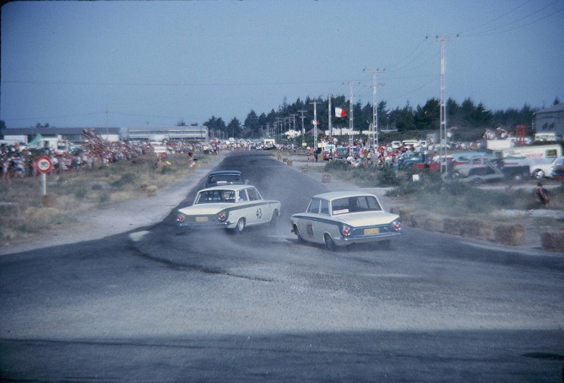 Name:  Motor Racing Mt Maunganui #007 B 1963 Ernie Sprague Zephyr leads Grant Cortina GT Fahey Lotus Co.jpg
Views: 448
Size:  99.2 KB