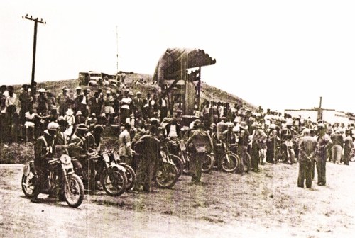 Name:  Motor Racing Waiheke #143 Photo 1949 NZ TT bikes line up at start Senior TT- - arch Barnstormers.jpg
Views: 430
Size:  80.7 KB