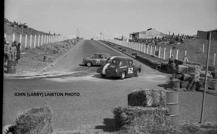 Name:  Motor Racing Paritutu #050 Paritutu Oct 1965 McPherson Holden swerves to avoid R C Grace Mini Jo.jpg
Views: 512
Size:  79.9 KB