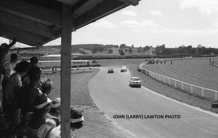 Name:  NSCC 1965 #127 NSCC Feb 1965 Pukekohe Fiat 1500s Reynolds Vauxhall John Larry Lawton.jpg
Views: 437
Size:  42.1 KB