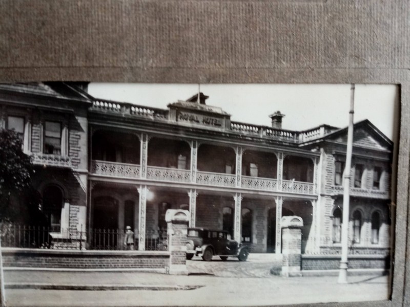 Name:  Family #292 Nash 1925 approx outside Royal Hotel Aunty Dolly Uncle Frank (800x600).jpg
Views: 914
Size:  123.7 KB