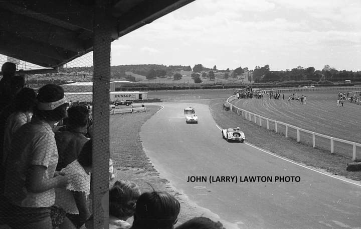 Name:  NSCC 1965 #133 Pukekohe NSCC 21 Feb 1965 Daimlers Q and Morgan the elbow John Larry Lawton (2).jpg
Views: 376
Size:  42.9 KB