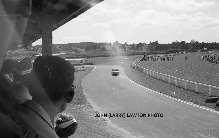 Name:  NSCC 1965 #134 Pukekohe NSCC 21 Feb 1965 Rod McCallum loses Humber 80 at Elbow John Larry Lawton.jpg
Views: 327
Size:  37.1 KB