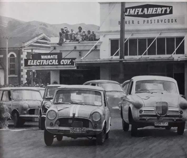 Name:  Waimate 1962 #0221 Waimate 1962 Saloons on corner Mini Singer BMC 1500 Graham Woods.jpg
Views: 591
Size:  47.3 KB