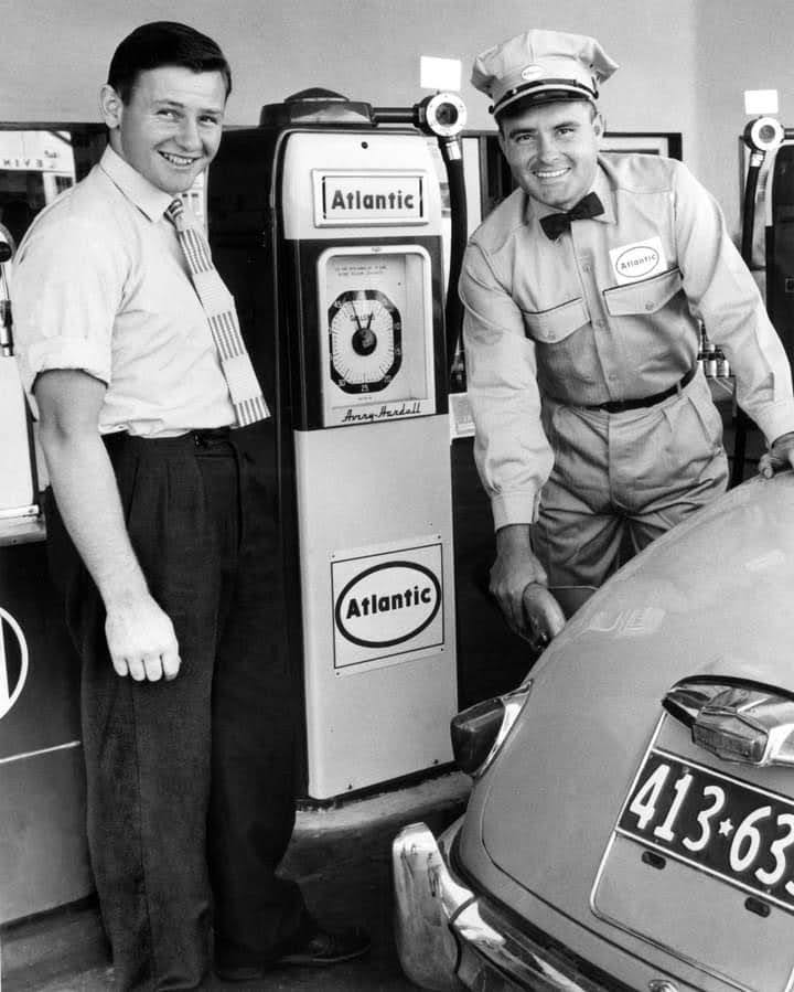 Name:  Garage #138 Bruce McLaren and Attendent Atlantic w Jaguar NZ 1956 - 61 plate 1960s B McLaren arc.jpg
Views: 292
Size:  71.8 KB