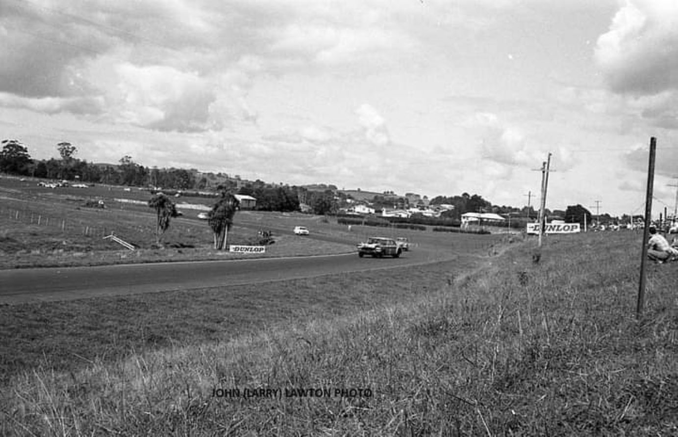 Name:  Pukekohe 1965 #0468 Colin Lumsden De Soto over Dunlop - Rothmans Davd Simpson Anglia ACC meeting.jpg
Views: 273
Size:  170.1 KB