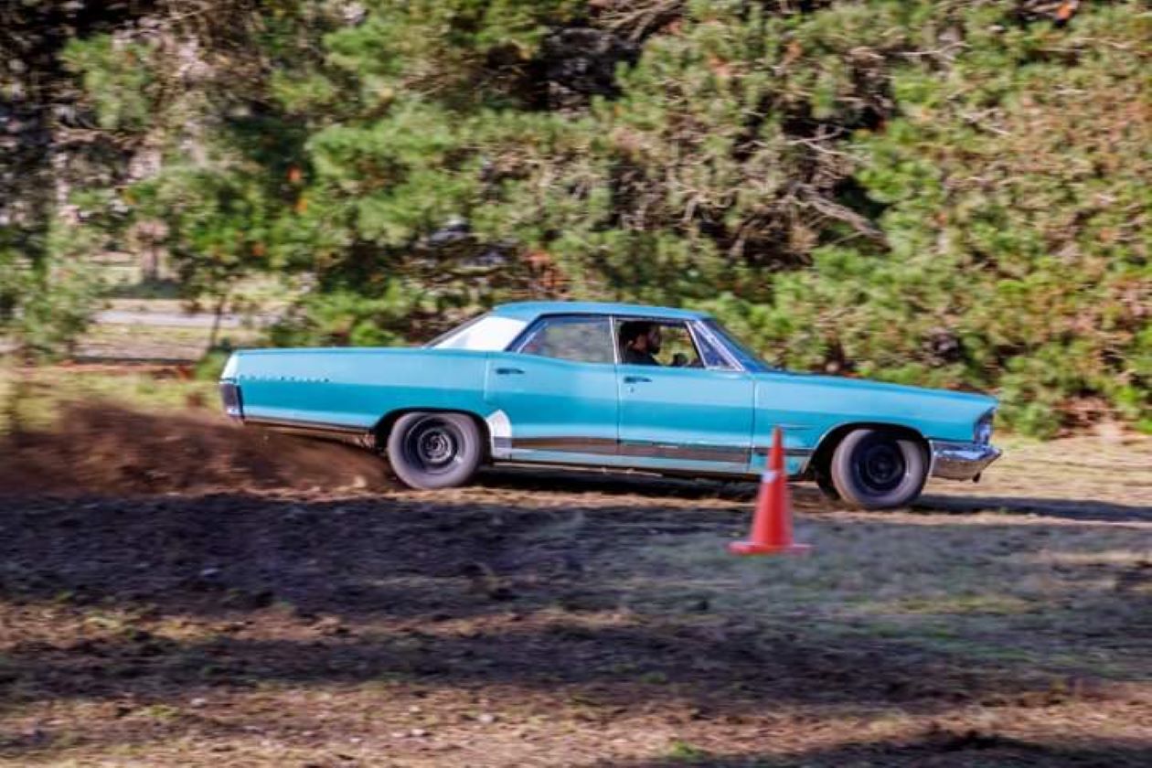 Name:  Pontiac 1965 #204 Pontiac Bonneville JA1965 Grass Sprint 2022 driven by Son of Mark Dawber #3 si.jpg
Views: 399
Size:  172.8 KB