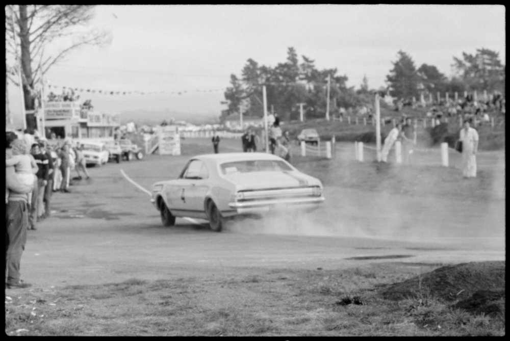 Name:  Baypark #172 Jim Palmer Monaro trouble for Brian Scobie Glenvale 100 1970 BoP photo news #98 25 .jpg
Views: 132
Size:  82.1 KB