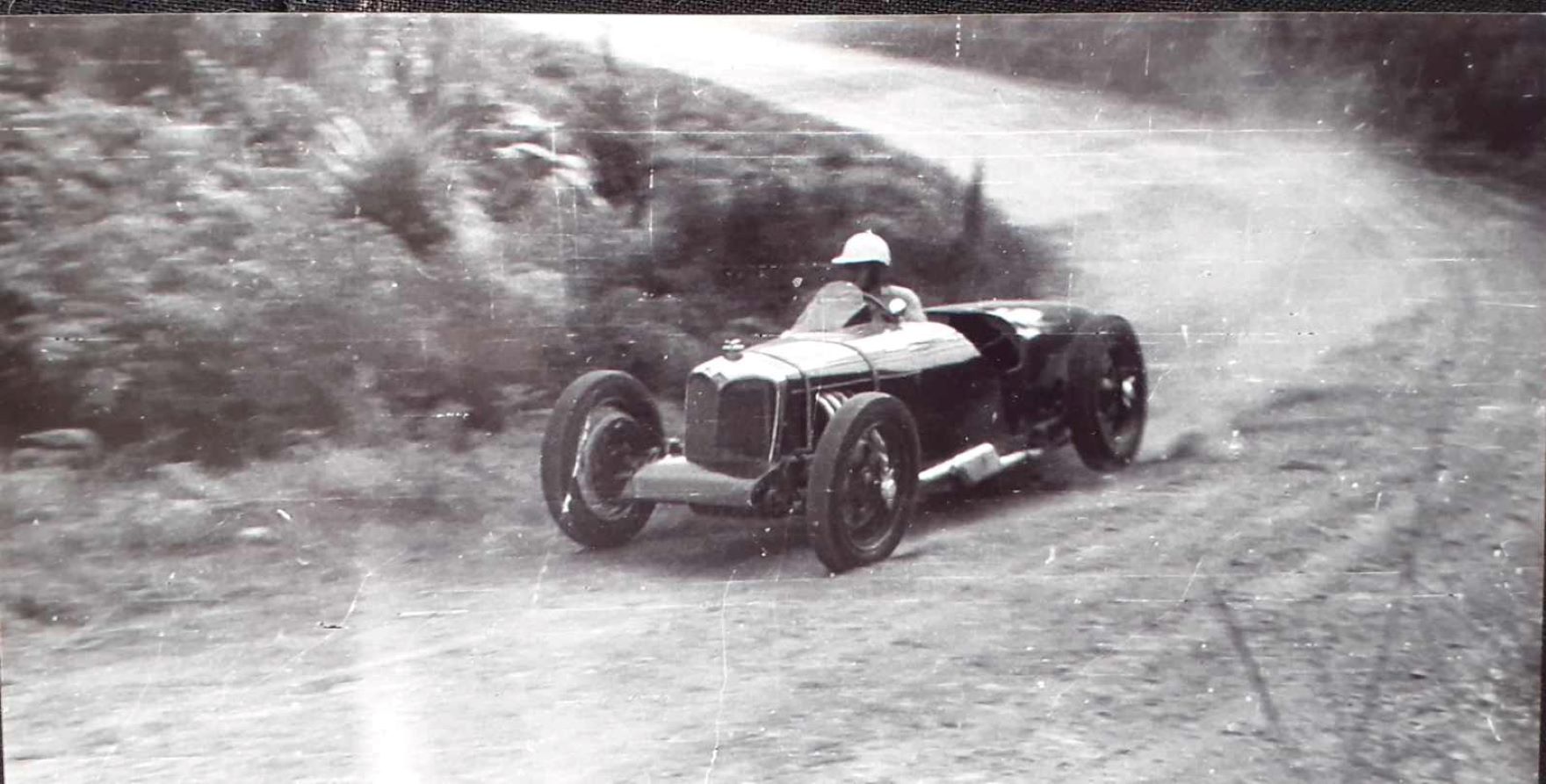 Name:  NSCC 1950 #0121 Riley at metal Hill Climb - dark colour  1950's - image Graeme Wells arch Anthon.jpg
Views: 424
Size:  177.5 KB