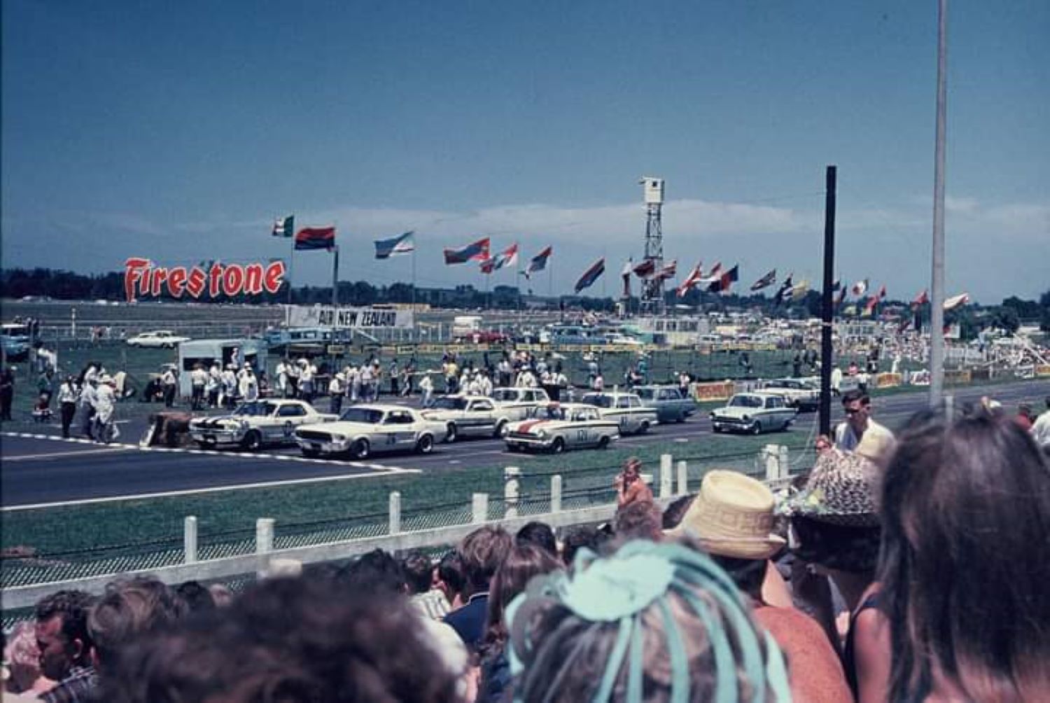 Name:  Pukekohe 1968 #051 Sallon Car grid at GP meeting Jan 1968 photo Frank Fenwick arch Steve Elliott.jpg
Views: 218
Size:  177.3 KB