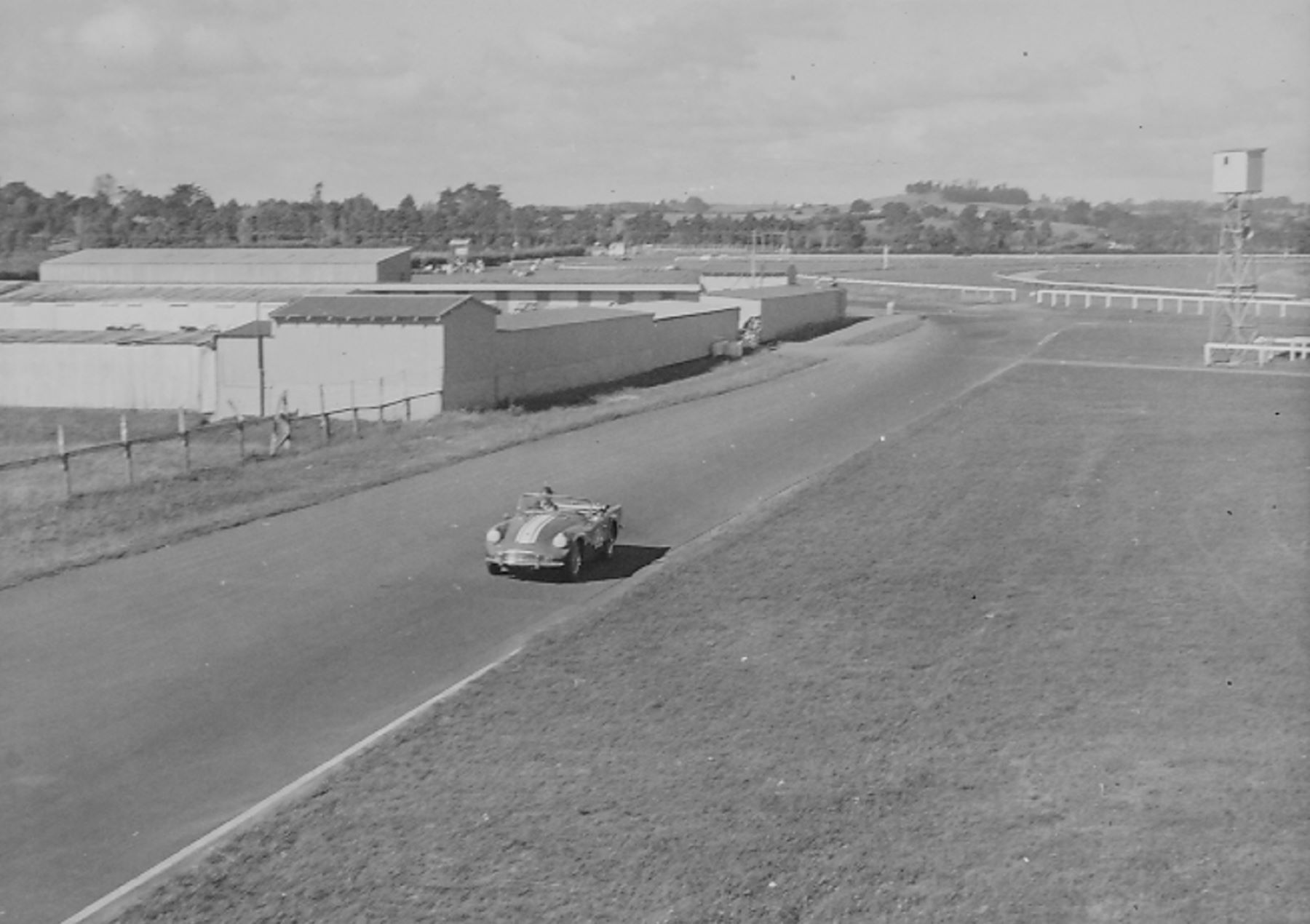 Name:  Pukekohe 1965 #073 Trevor Sheffield Daimler Dart SP250 176 kb arch Tony Growden .jpg
Views: 188
Size:  176.9 KB