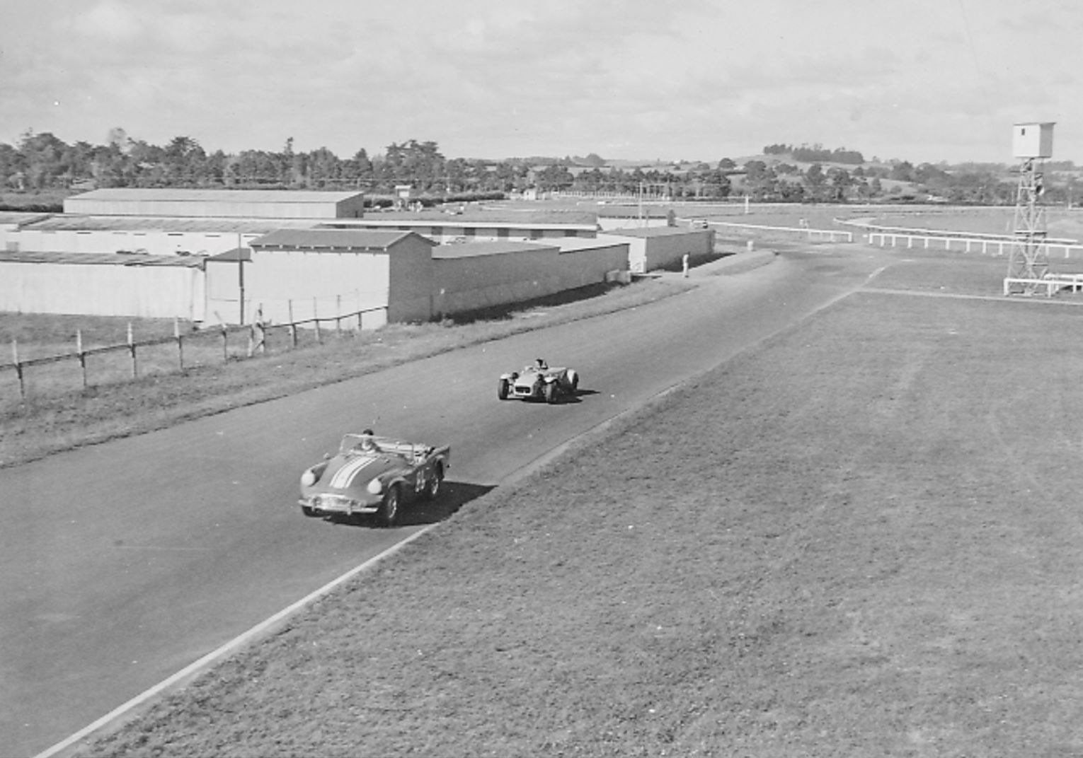 Name:  Pukekohe 1965 #074 Trevor Sheffield Daimler Dart SP250 Norris Miles Lotus Super 7 176 kb arch To.jpg
Views: 194
Size:  176.9 KB