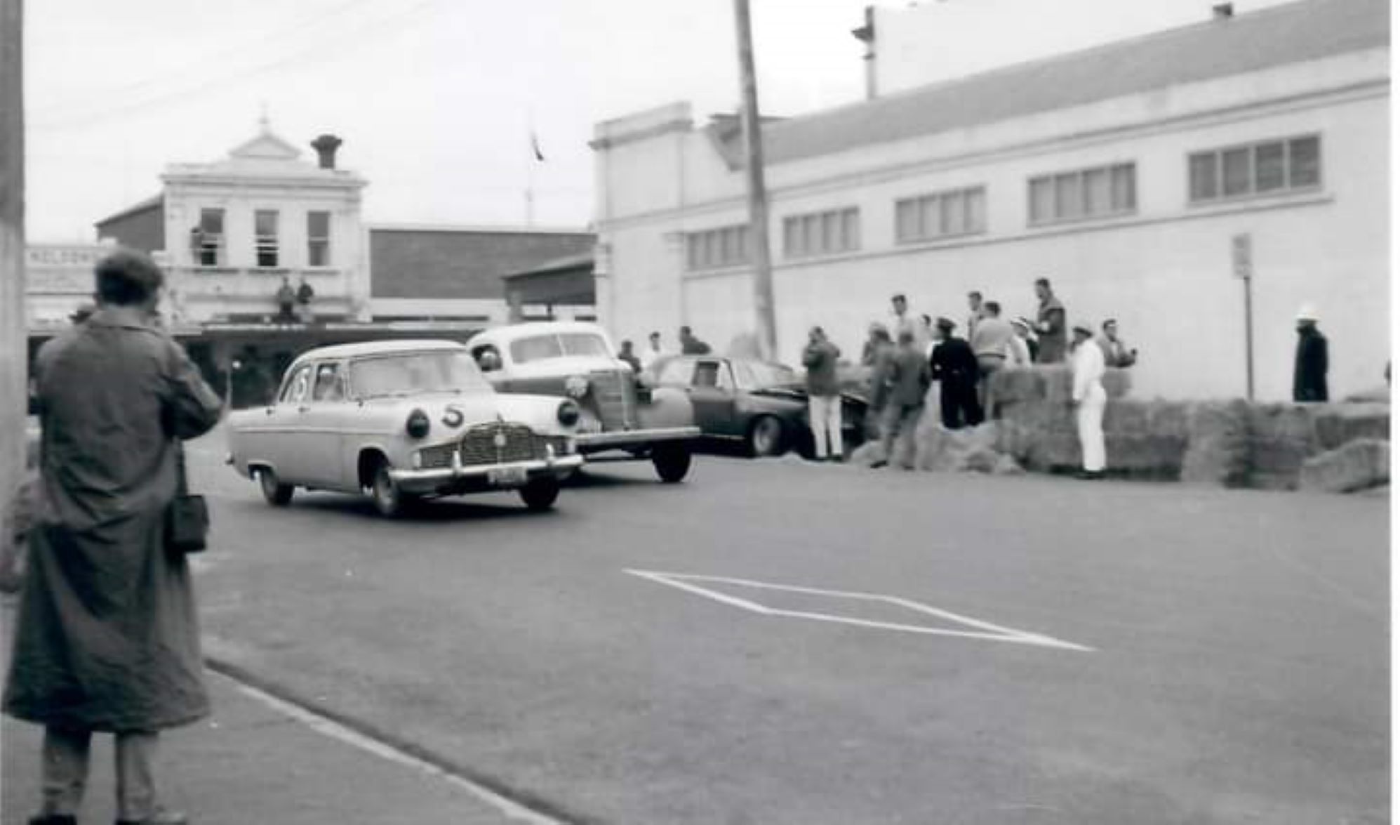 Name:  Waimate 1964 #020 Waimate 1964 Saloon Race #8 last race - Ernie Sprague in bales 4 moved back Ze.jpg
Views: 387
Size:  140.4 KB