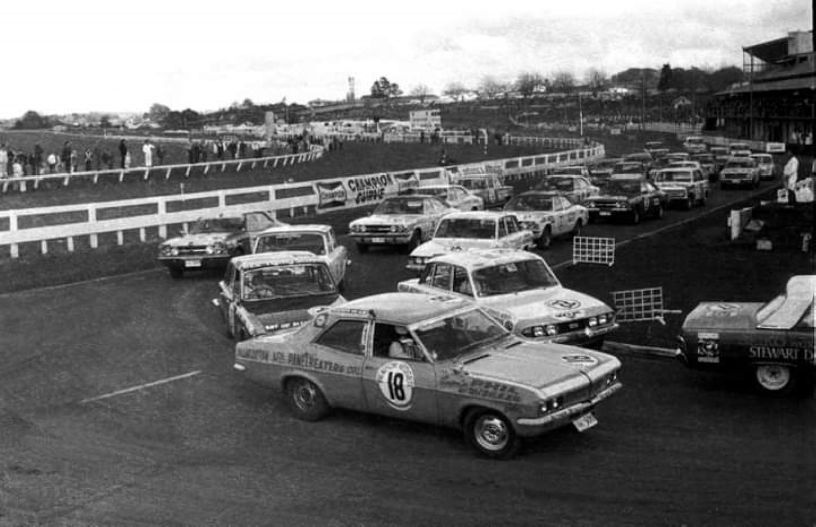 Name:  Pukekohe 1971 #732 1971 Benson Hedges first lap Elbow Lynch Green Victor Triumph Cortinas Kevin .jpg
Views: 313
Size:  177.4 KB