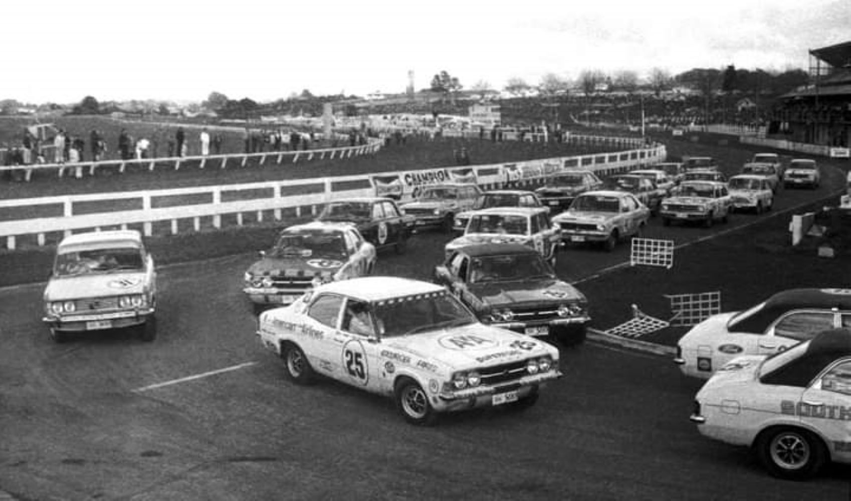 Name:  Pukekohe 1971 #733 1971 Benson Hedges first lap Elbow Brocklehurst Cortina Fiat  Kevin Lancaster.jpg
Views: 112
Size:  179.0 KB