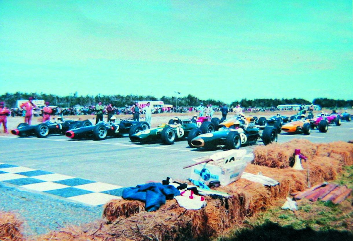 Name:  Motor Racing NZ #269 Teretonga 1967 Start International Hulme #3 Brabham pole Clark Lotus Attwoo.jpg
Views: 46
Size:  180.5 KB